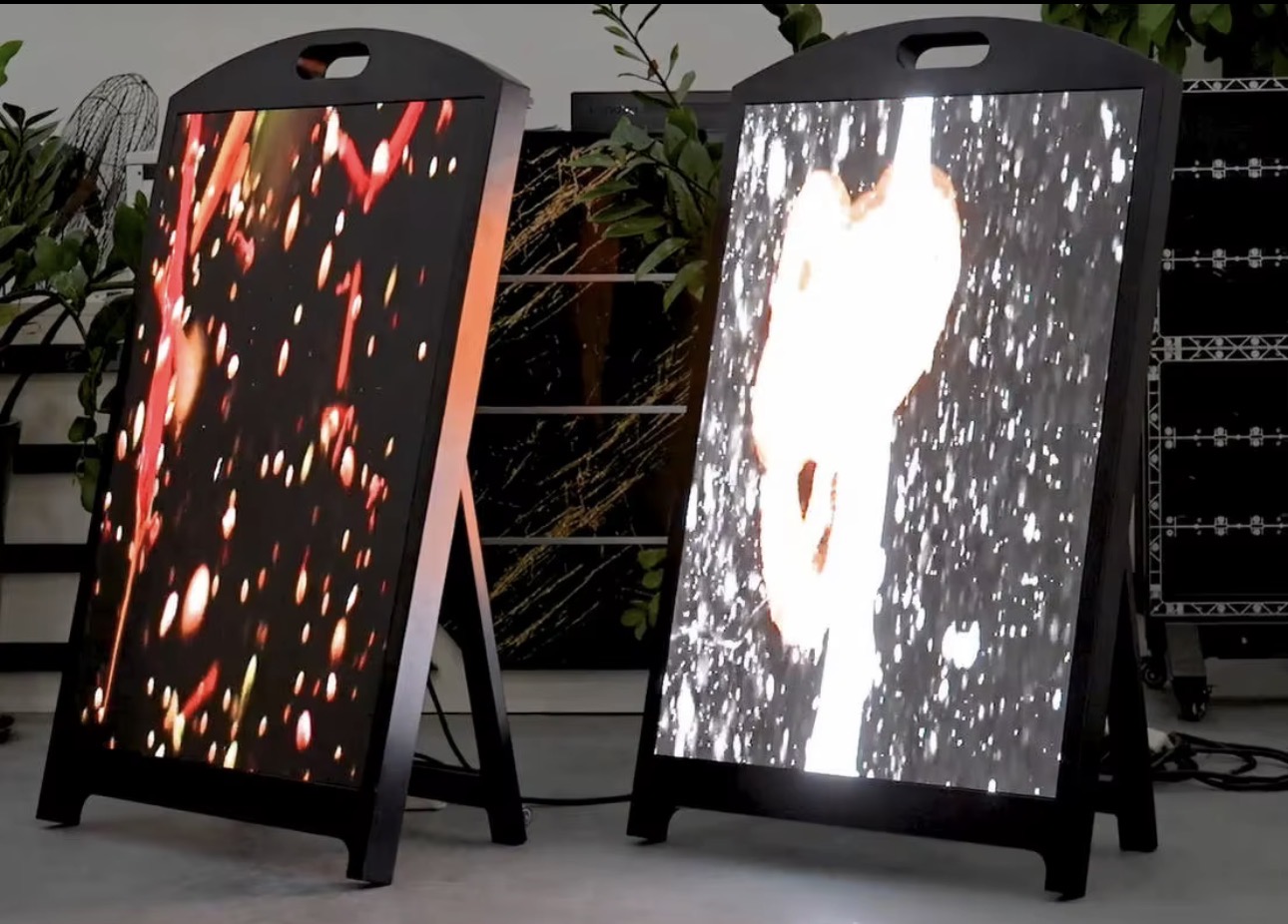 Pantallas LED portátiles tipo caballete encendidas en un espacio interior